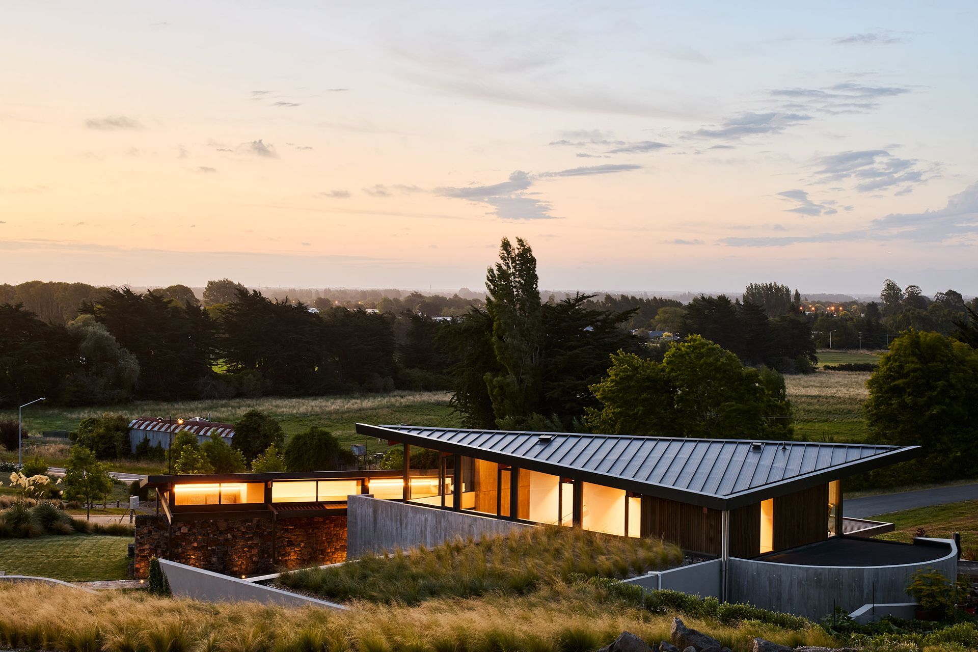 In a microcosmic reflection of the natural environment, the home's form references the earth and the sky.