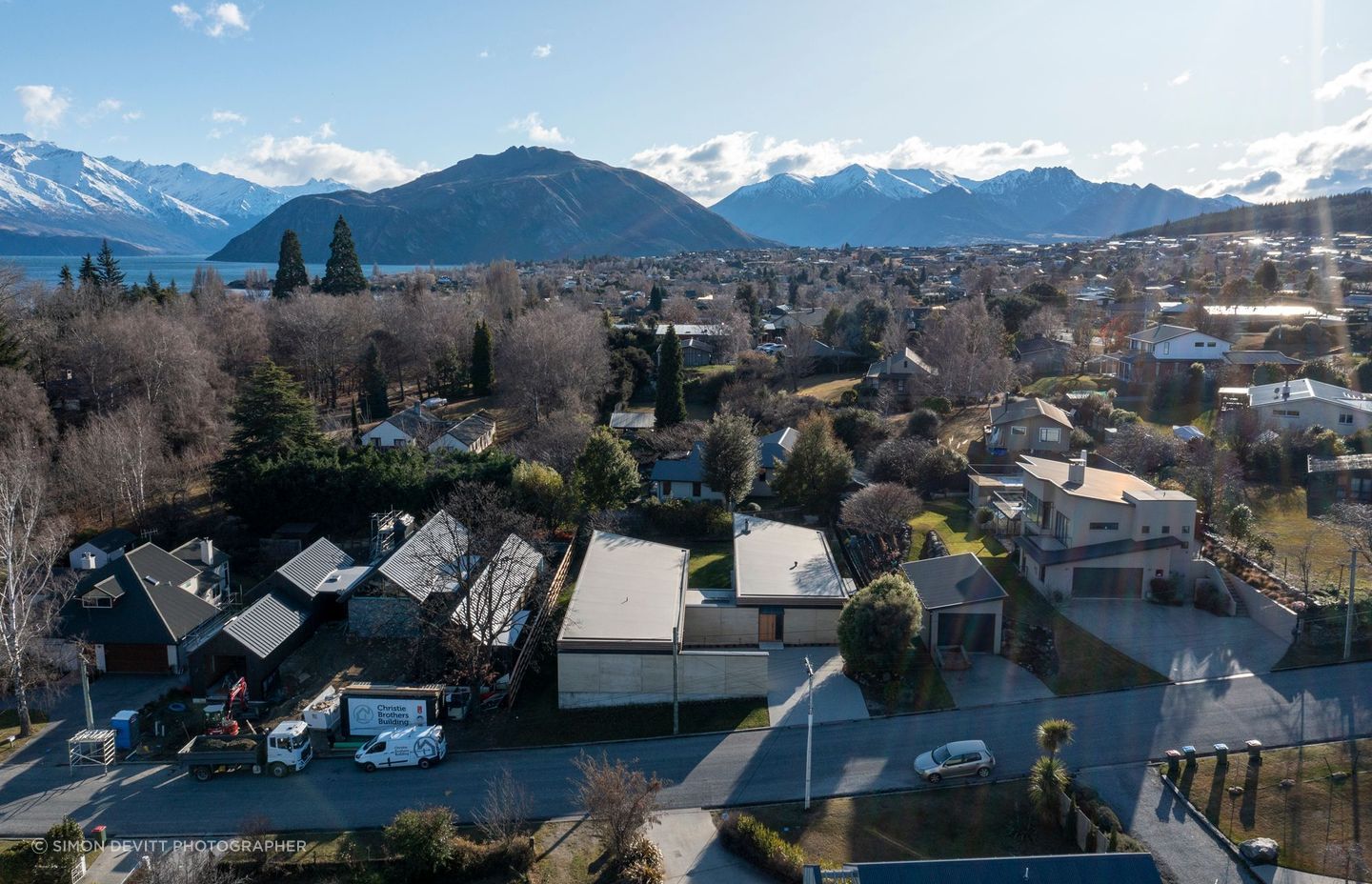 Winding Roof House from above. Here, you can see the subtle twist in each roof. | Photographer: Simon Devitt
