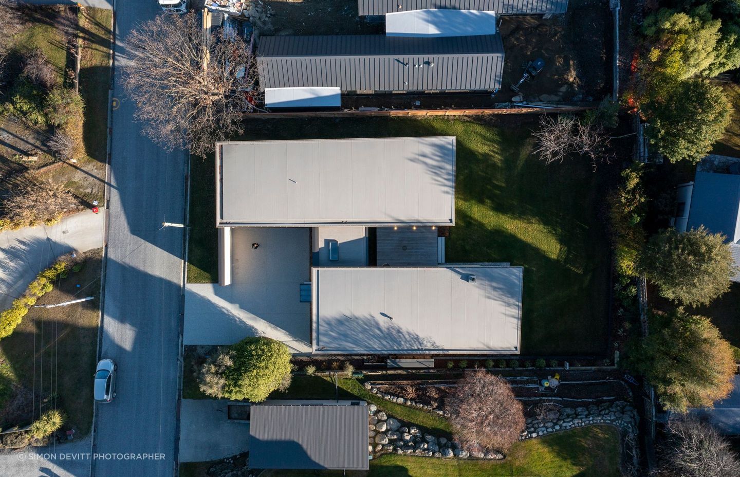 A bird's eye view, showing the two pavilions drawn apart by the internal corridor and external courtyard. | Photographer: Simon Devitt