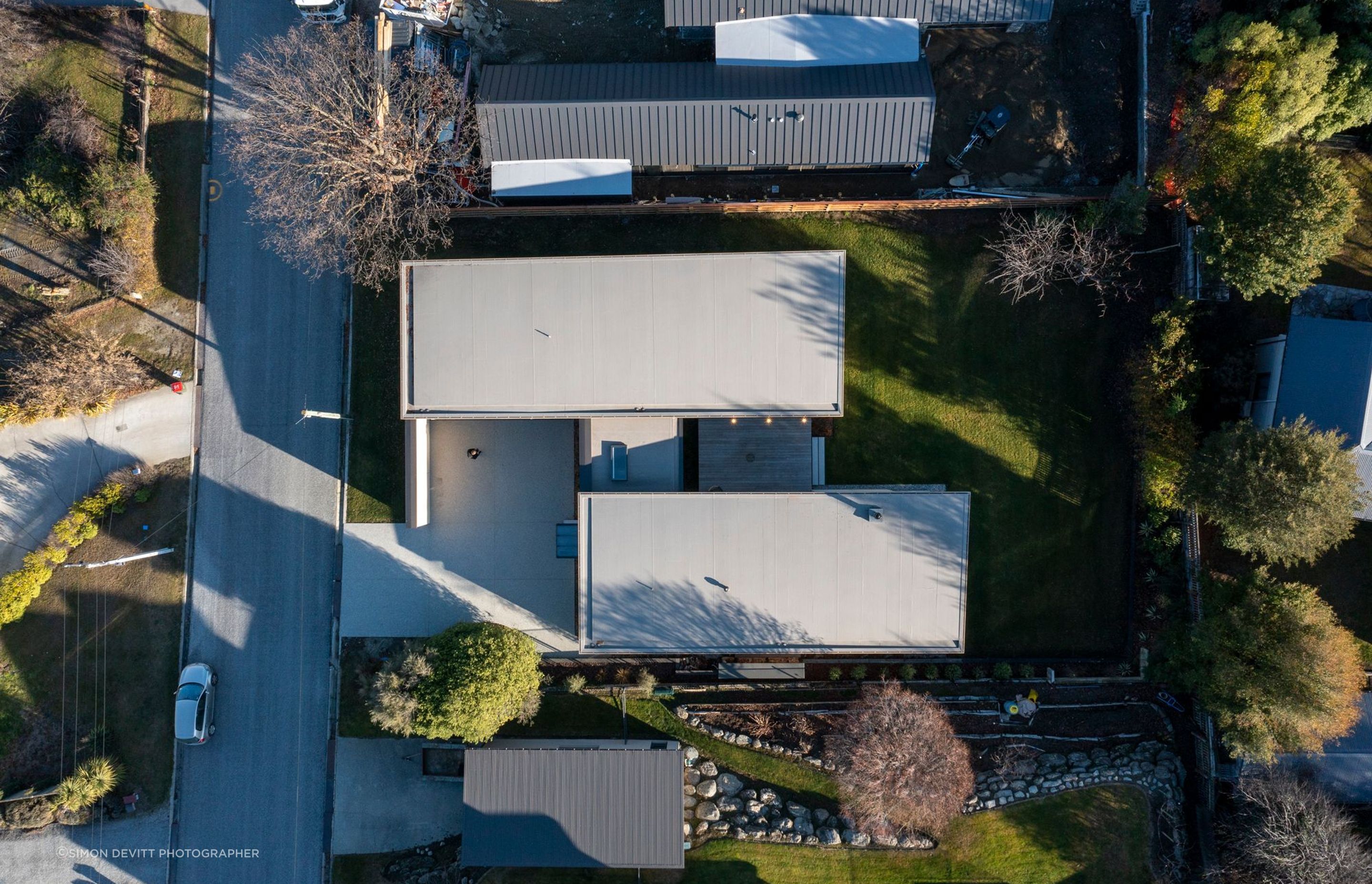 A bird's eye view, showing the two pavilions drawn apart by the internal corridor and external courtyard. | Photographer: Simon Devitt