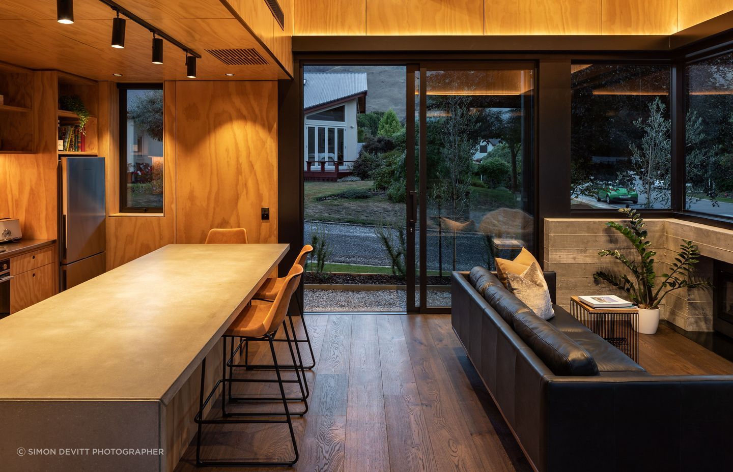 Lighting is always key, says Barry. “It allows you to create different moods at different times, it just gives a different feel to the house. In the evenings it just washes up over the ply and gives it a lovely warmth. We went with black fittings to try to tie it all together with the joinery.”