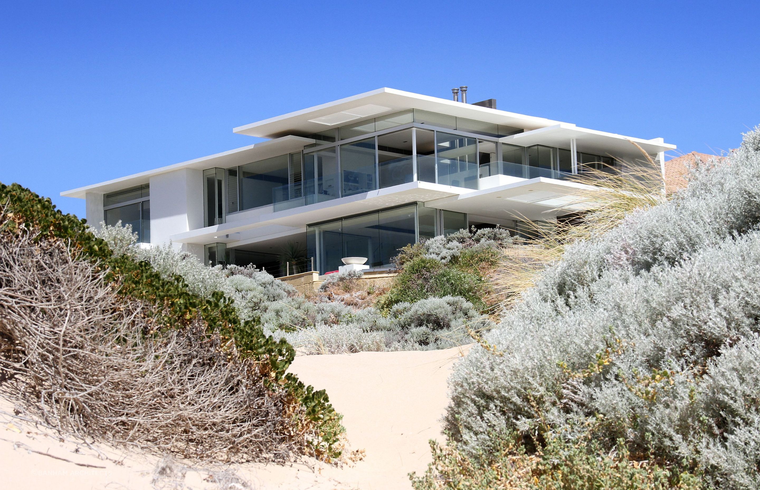 The Avalon Bay Beach House is perfectly nestled amidst the lush and untamed native beach vegetation. Photography: Annetta Ashman.