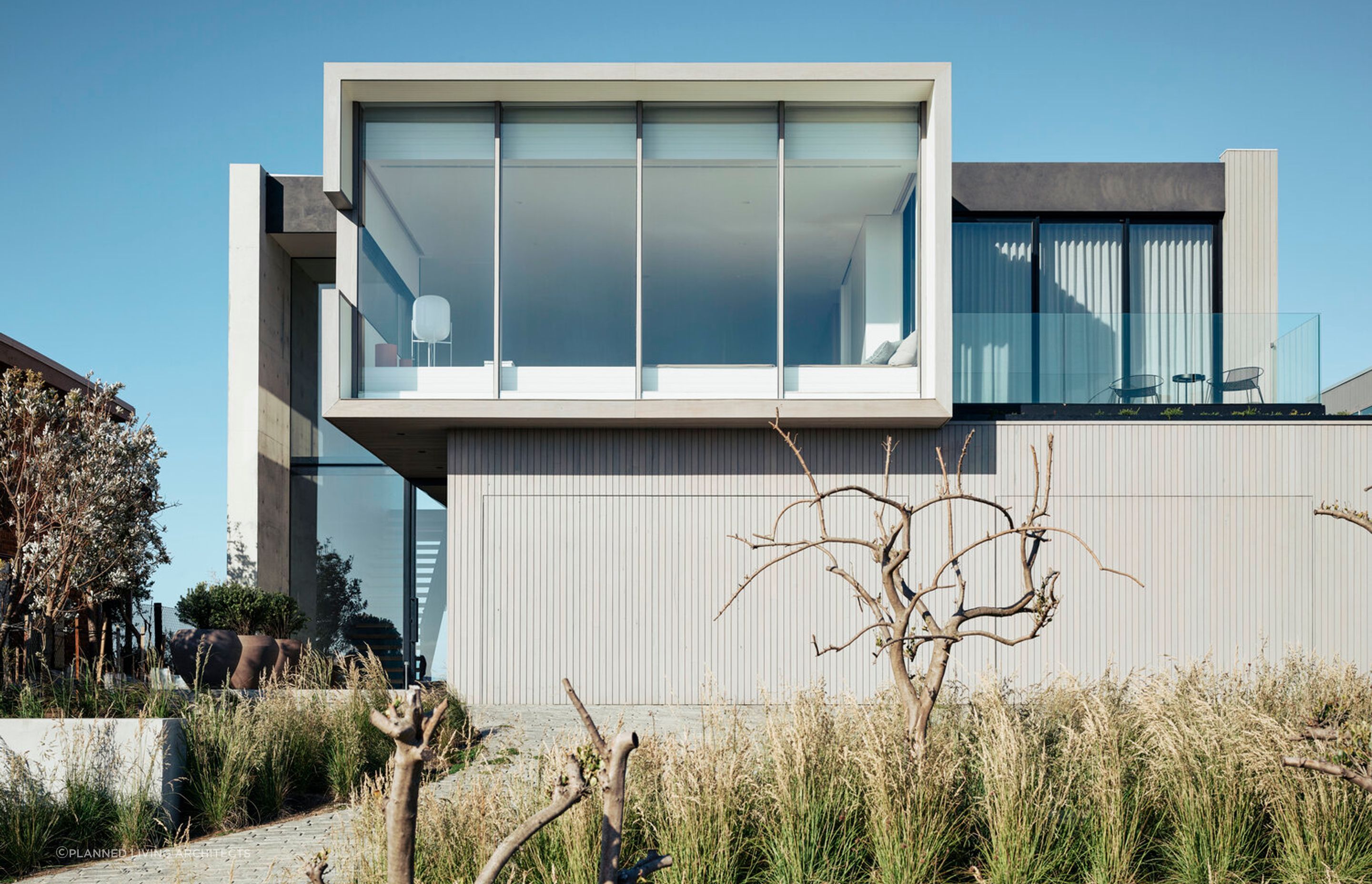 Blairgowrie Ocean Beach House's timber cladding exterior subtly mirrors the shades of the surrounding grassland. Photography: Derek Swalwell.