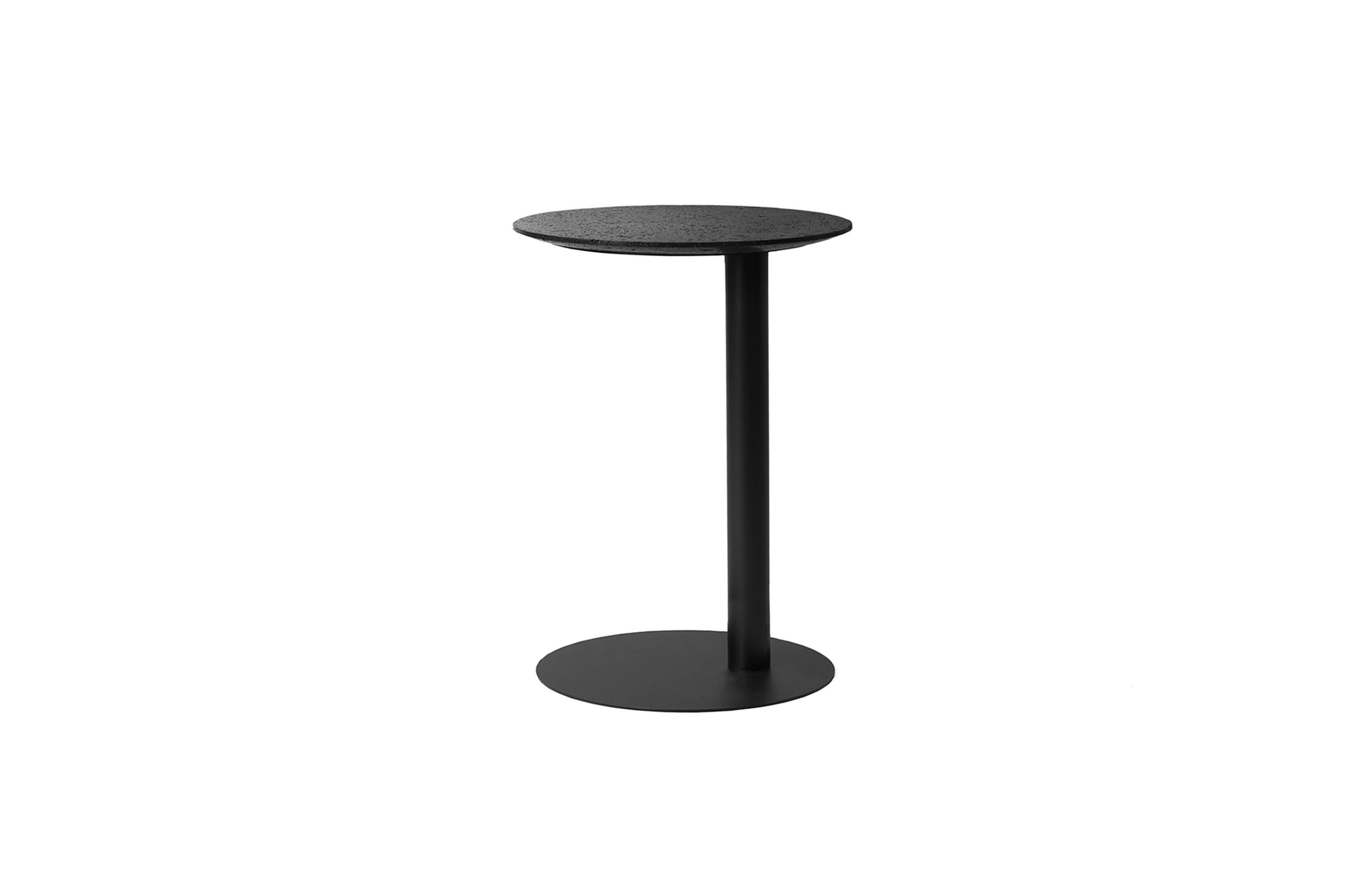 Buzao 'Right' side table by Remodern