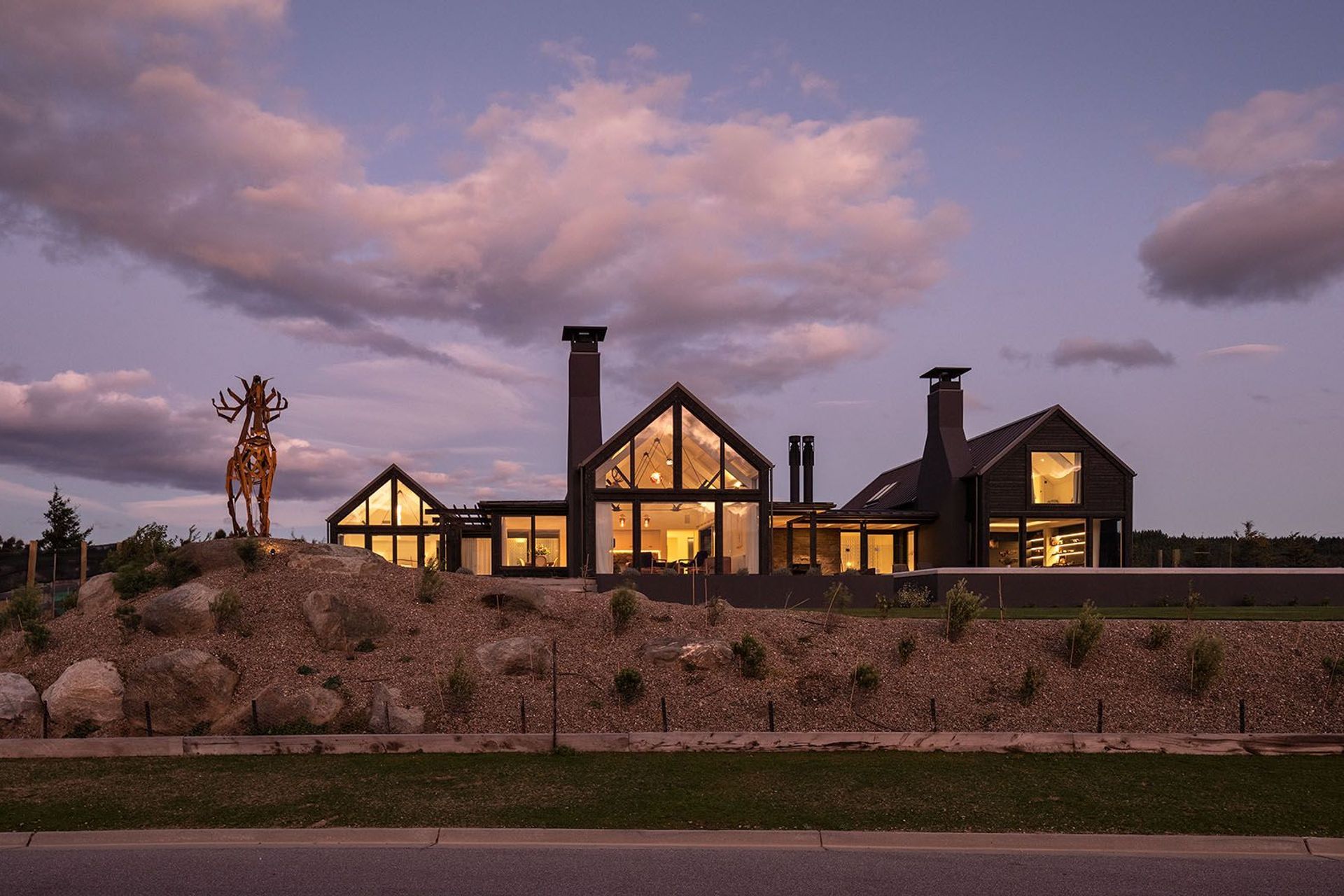 The impressive kerbside view of Mt Gold House with a sculptural cameo. | Photography: Simon Devitt