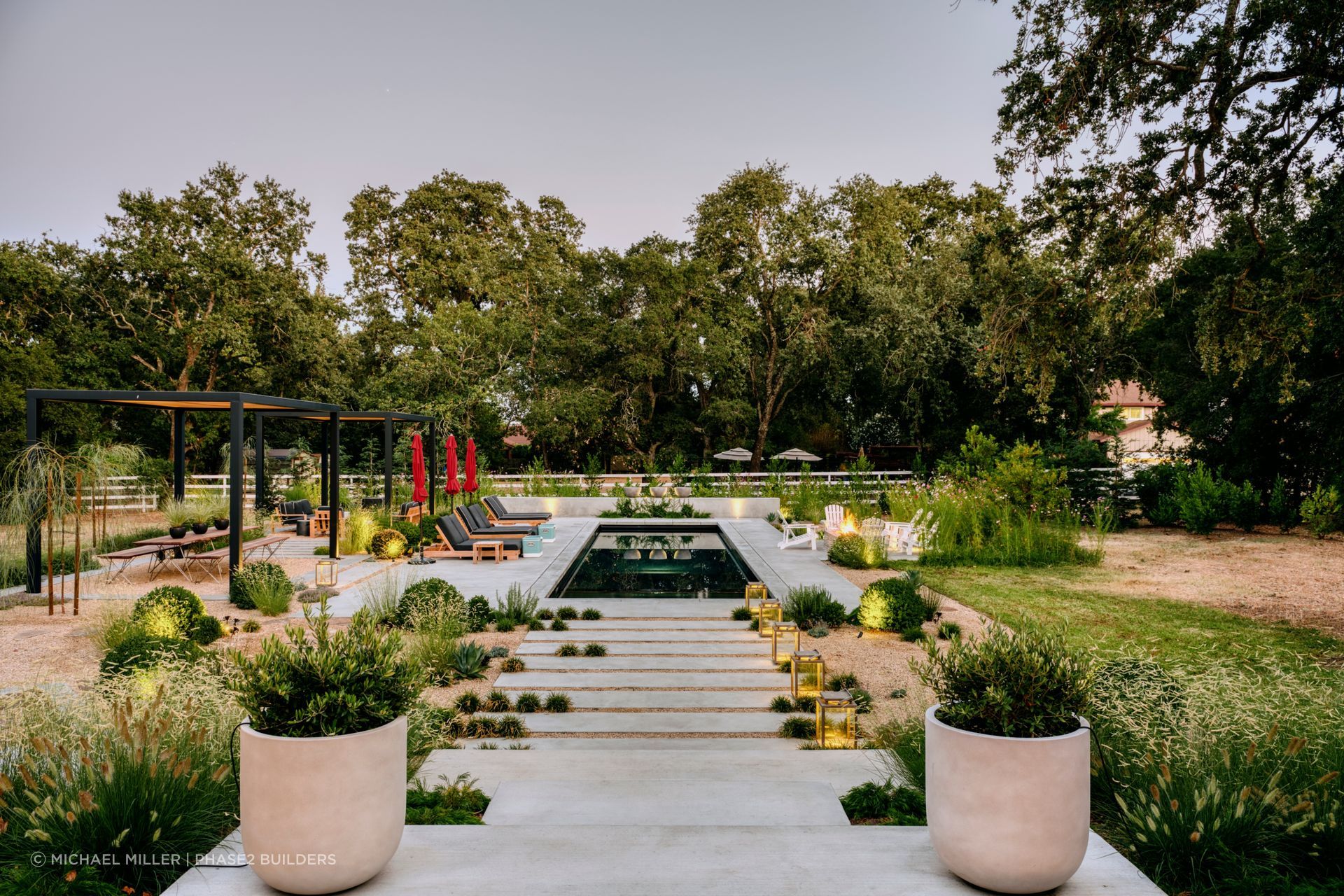 Located in Sonoma, OneAbode created an outdoor space centered around a new swimming pool and gathering space that was designed to entertain friends and family.