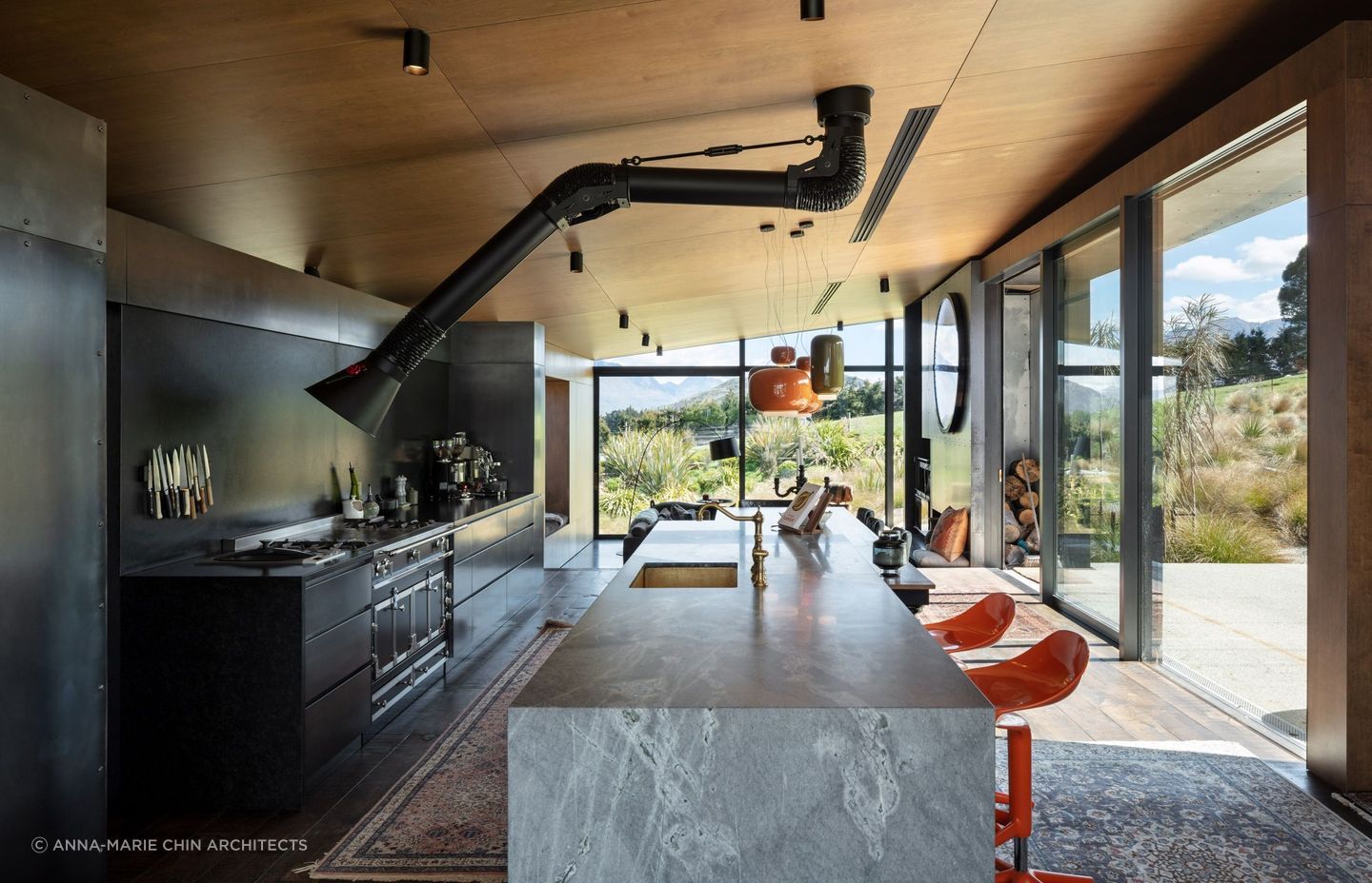 A spacious open plan design with industrial styling. | Photography: Simon Devitt