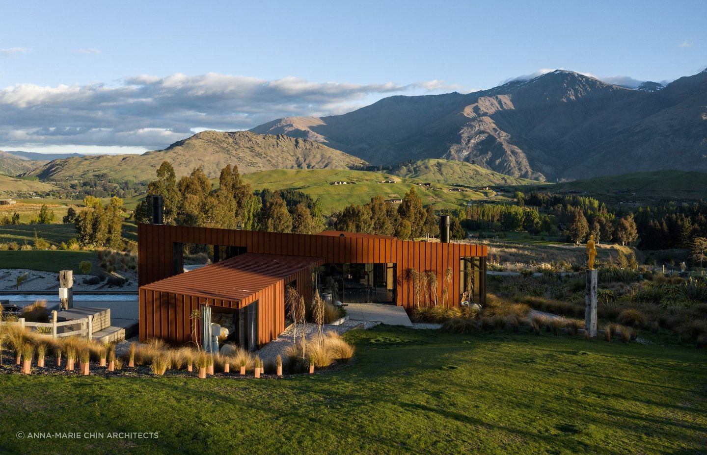 An architectural achievement against the backdrop of The Remarkables. | Photography: Simon Devitt