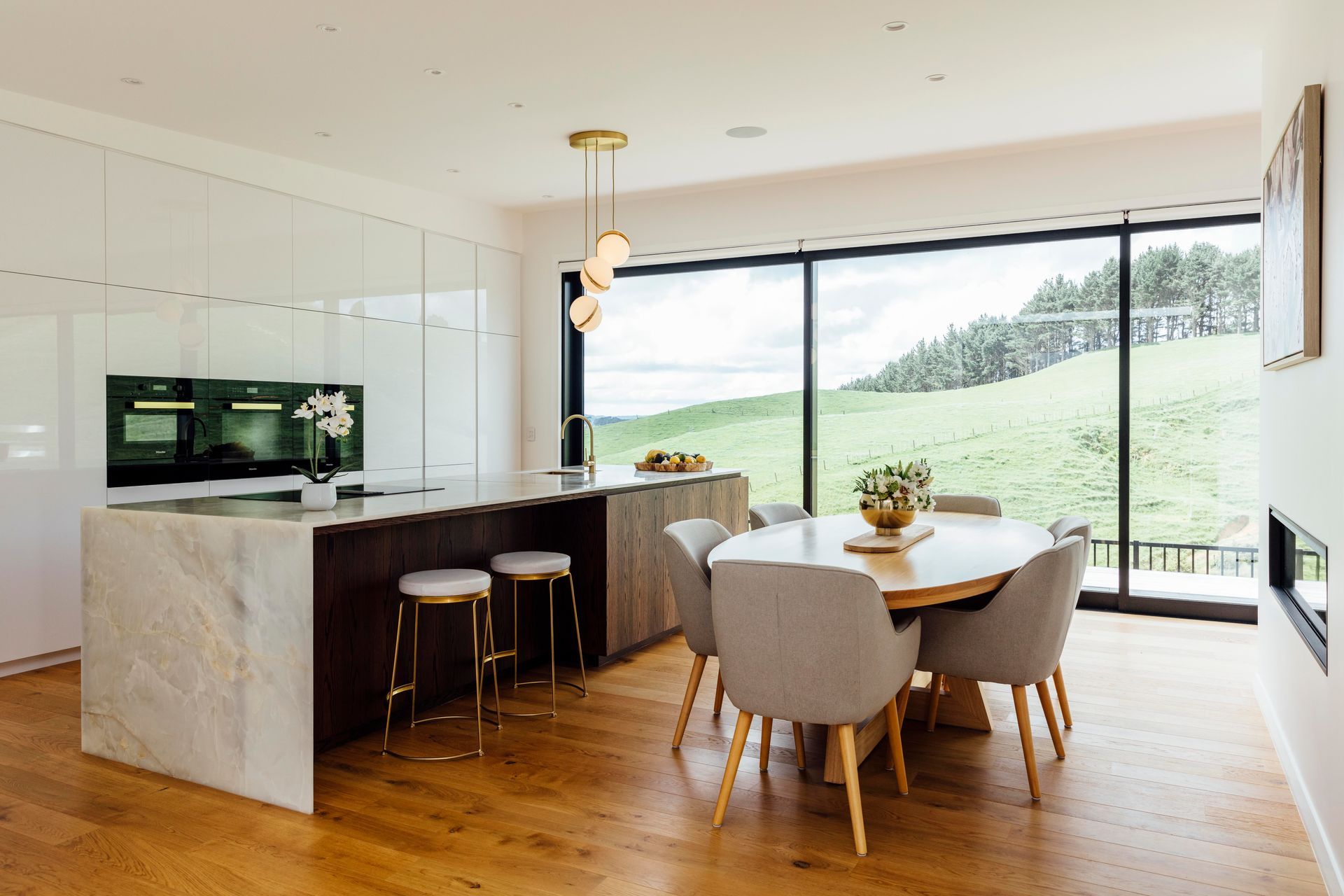 David Reid Homes collaborated with Cube Dentro and the homeowners on the luxe interiors. “Raked ceilings through the lounge and kitchen area and through into the master bedroom follow the roofline,” says Brendon.