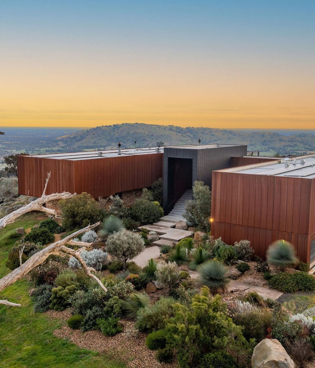 This contemporary country house is a testament to the harmonious coexistence of nature and architecture