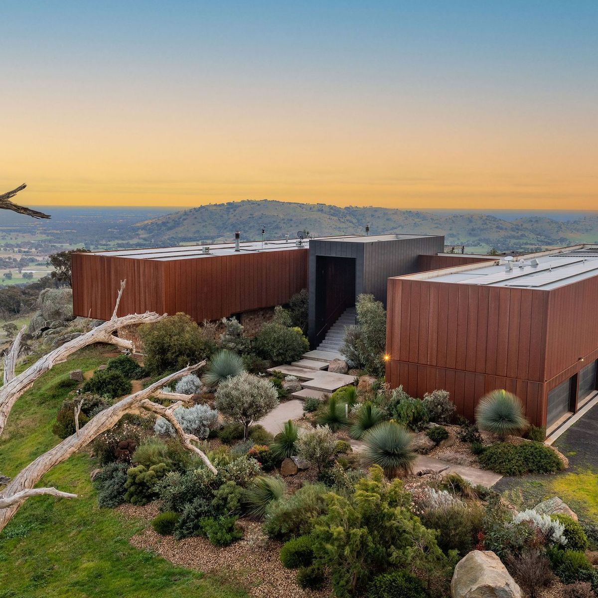 This contemporary country house is a testament to the harmonious coexistence of nature and architecture