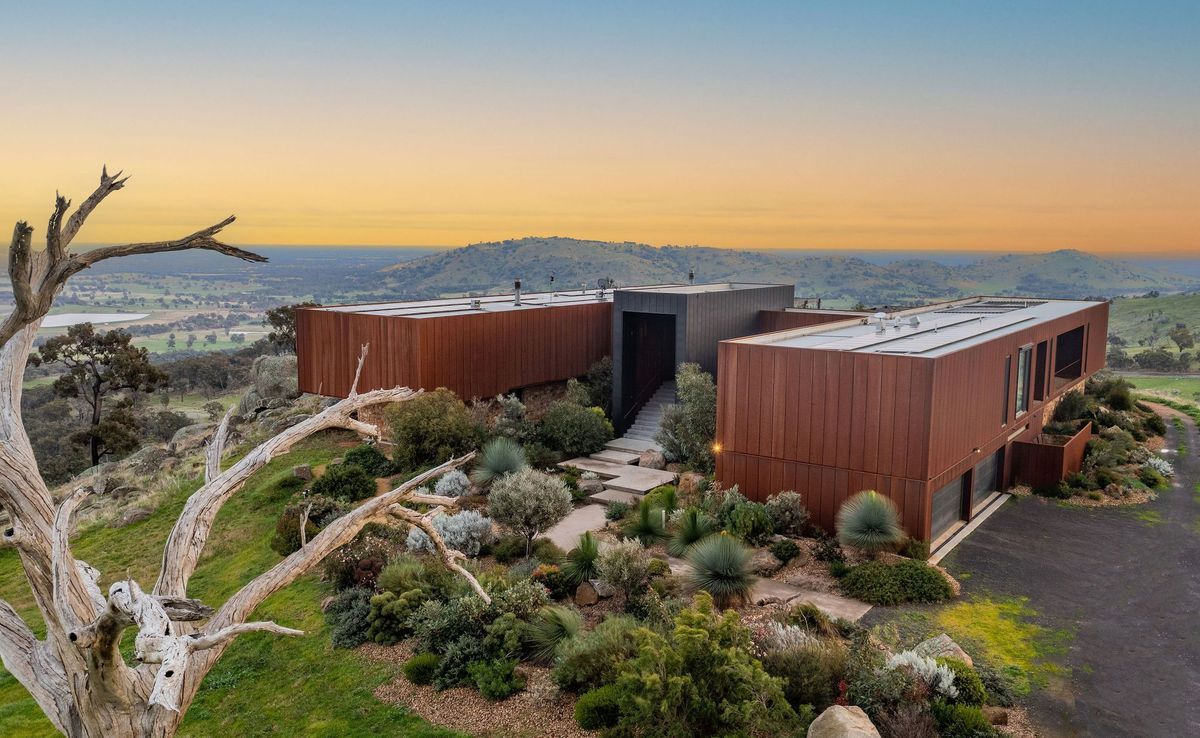 This contemporary country house is a testament to the harmonious coexistence of nature and architecture