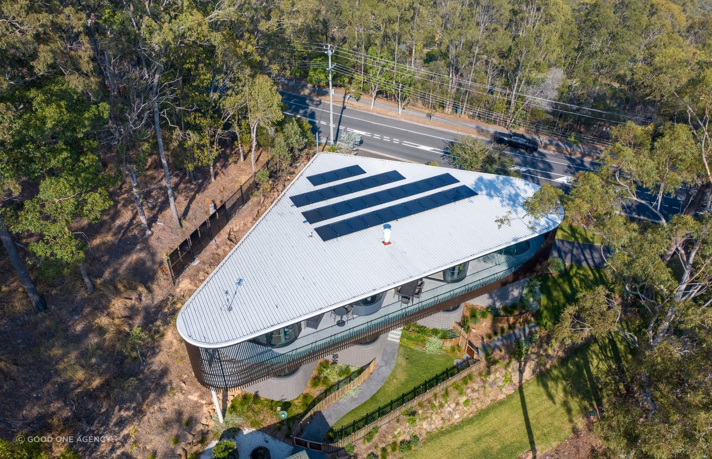 The triangular shape of the house makes the most of the available house site.