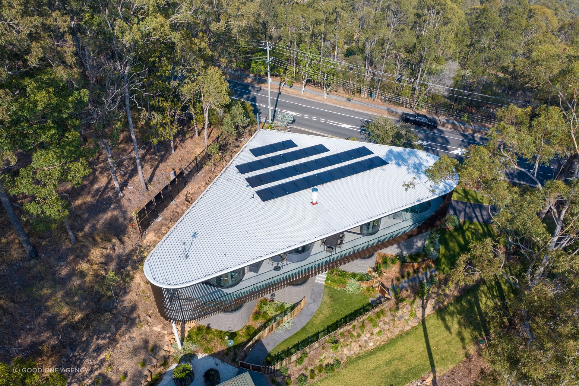 The triangular shape of the house makes the most of the available house site.