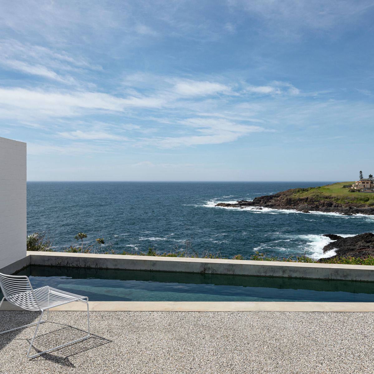 Coastal elegance: purity of form in an oceanside abode