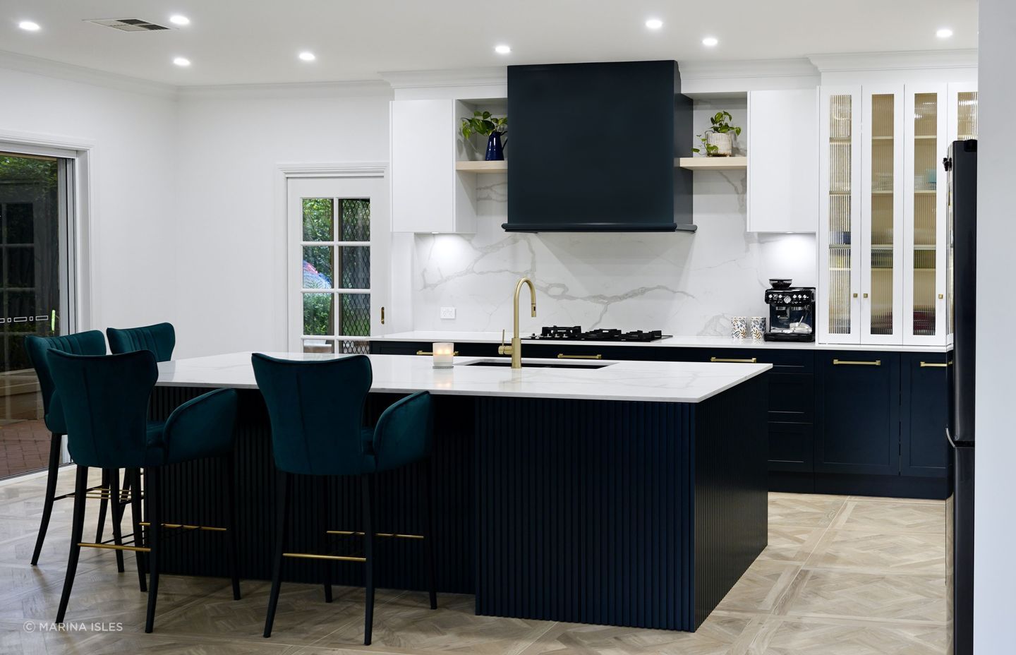 These Marina isles Metropolis handles and knobs in a brushed gold finish show how easily these accents can tie kitchen styling together