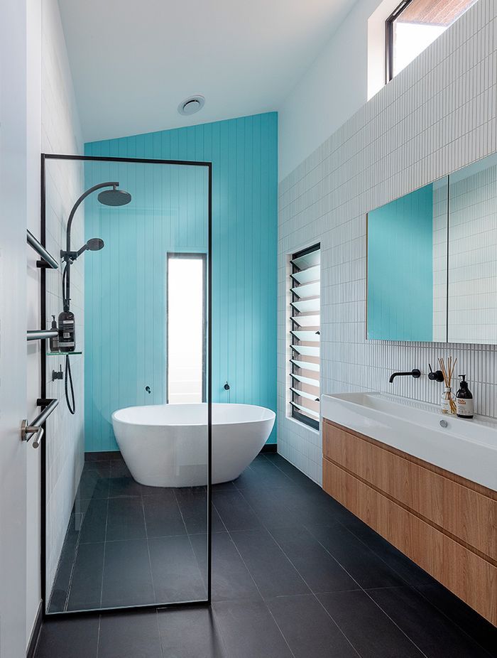 Beautiful blue wall bathroom with freestanding bathtub | Photographer: Stefanie Zingsheim
