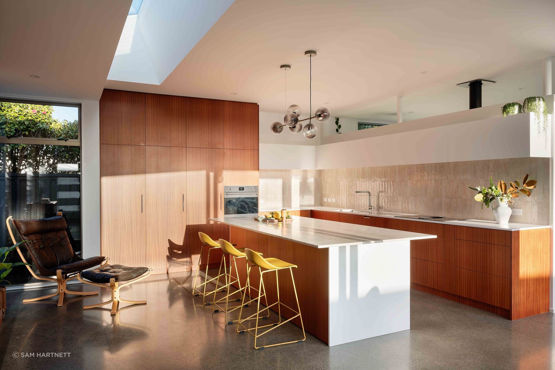 The back wall of the kitchen doesn't go all the way to the ceiling, giving a sense of spaciousness.