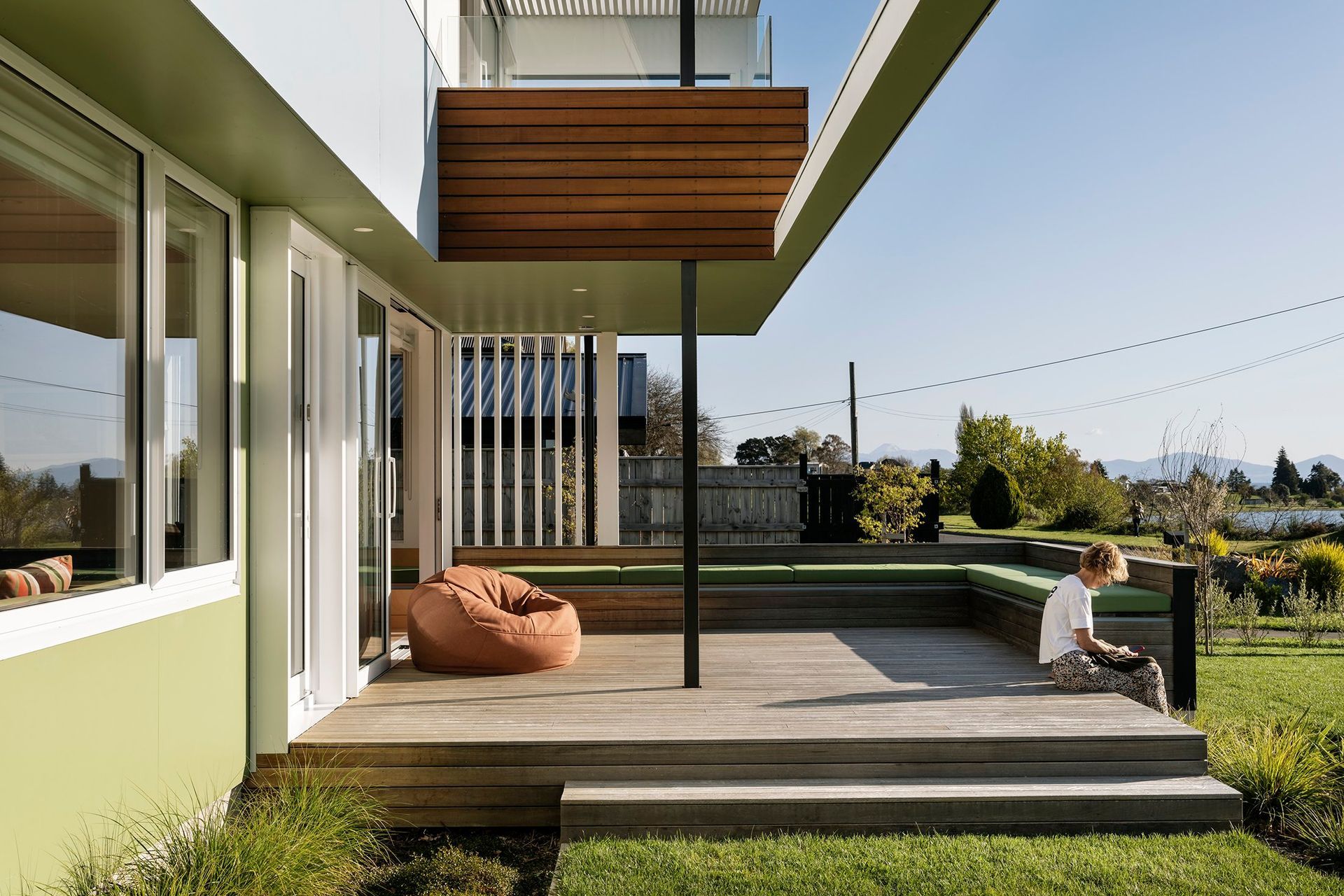 G House sits on a flat, slender site by Lake Taupō. Upon arrival, grass leads up to the garages; the first hint at the motif of relaxed, flowing spaces.