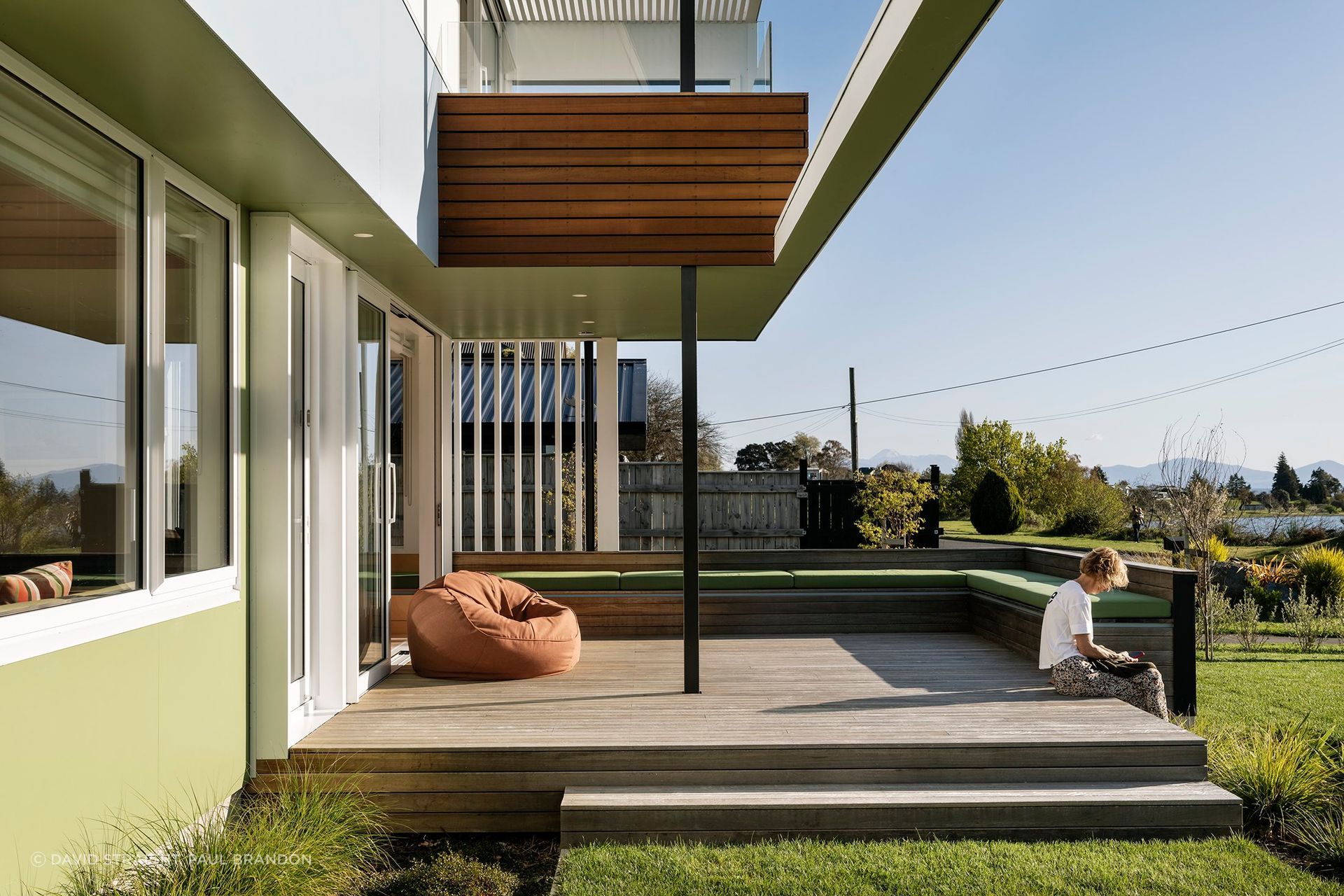 G House sits on a flat, slender site by Lake Taupō. Upon arrival, grass leads up to the garages; the first hint at the motif of relaxed, flowing spaces.