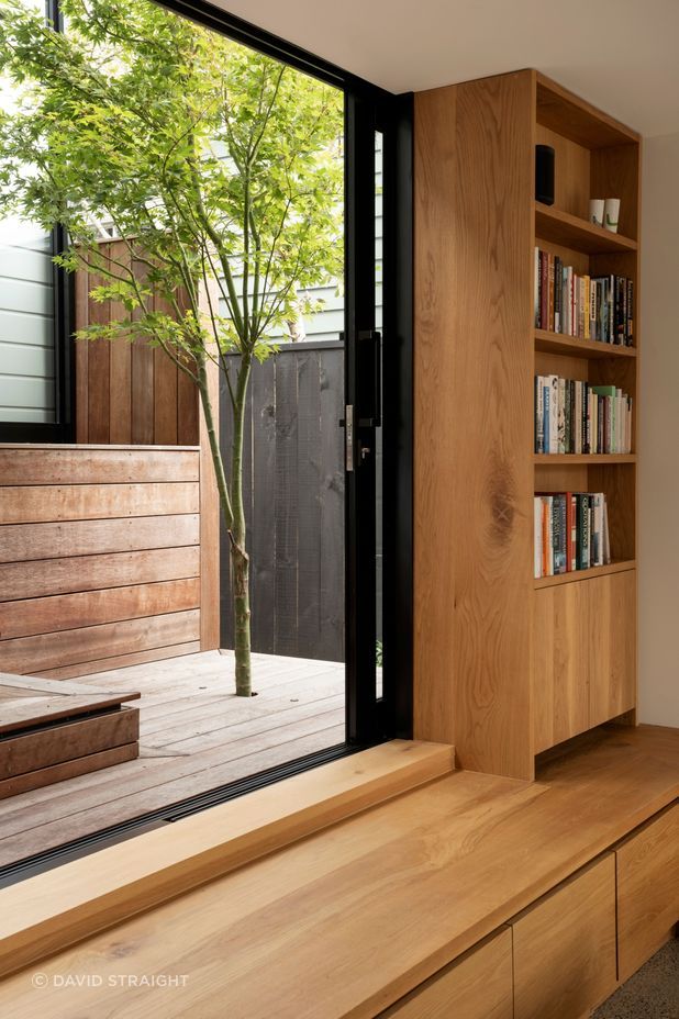 A tree grows in the western courtyard creating dappled light. The built-in furniture is made of ash and maximises the floor space.