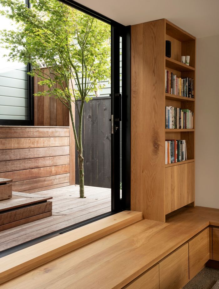 A tree grows in the western courtyard creating dappled light. The built-in furniture is made of ash and maximises the floor space.
