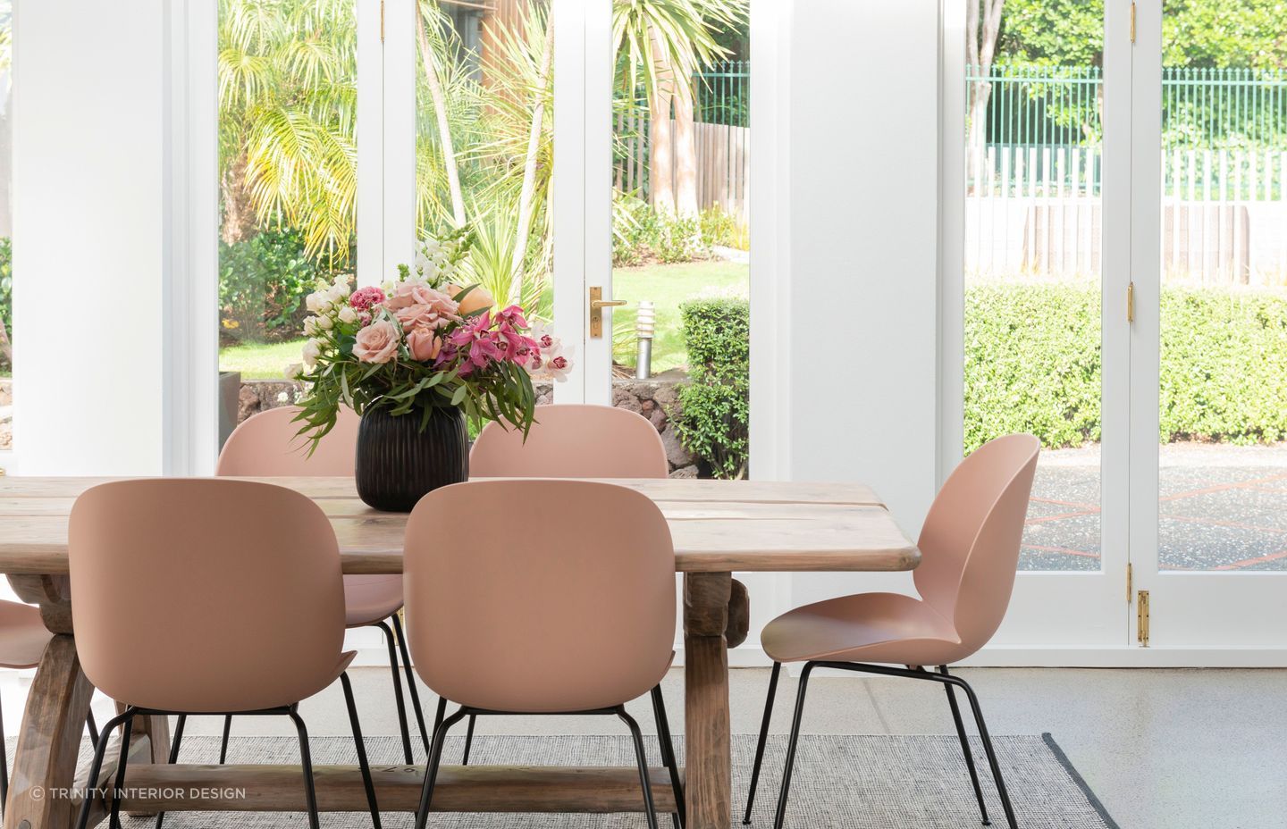 Natural materials and pastel colours create a warm and inviting atmosphere in this stylish dining room by Trinity Interior Design. | Photography: Helen Bankers