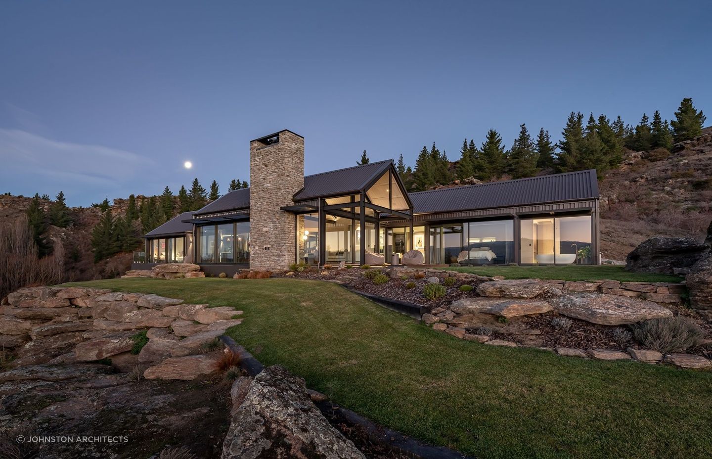 The exquisite Earnscleugh Ridge Retreat by Johnston Architects. | Photography: Larkin Photography
