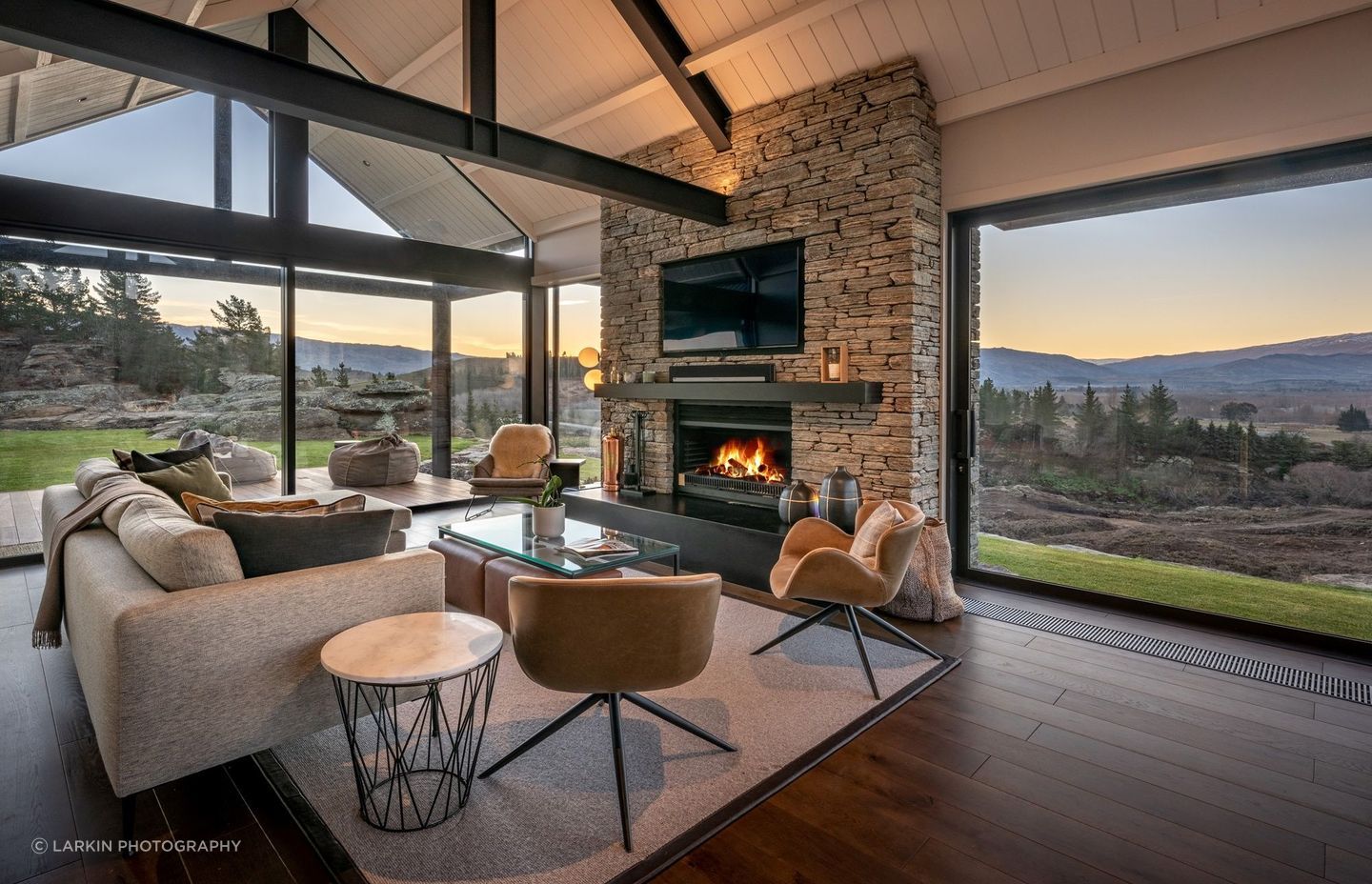 A luxurious entertainment space with scenic vistas. | Photography: Larkin Photography