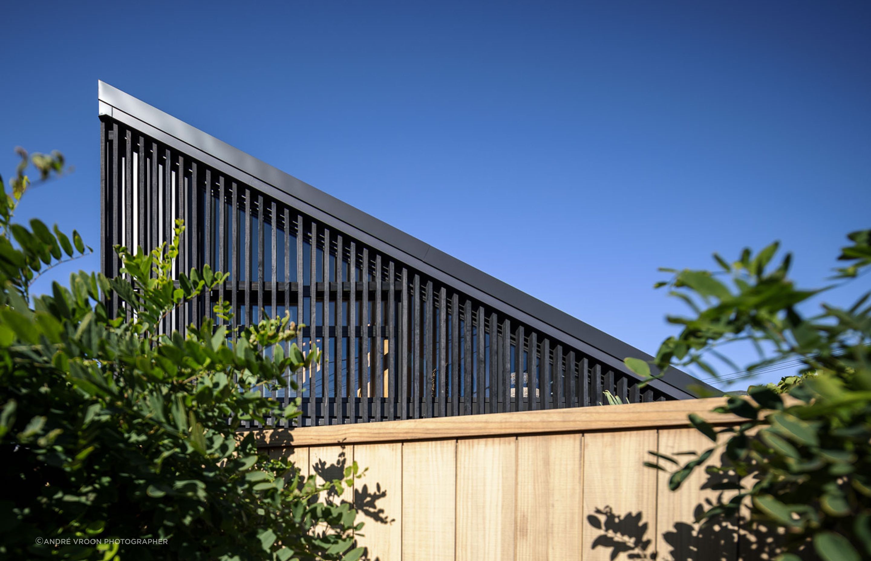 The timber screening over the glazing on the mezzanine level offers respite from the sun for those inside and helps moderate the indoor temperature without losing light.