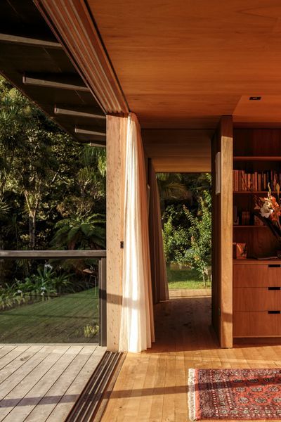 Embracing washitsu, light and air move freely throughout the space.