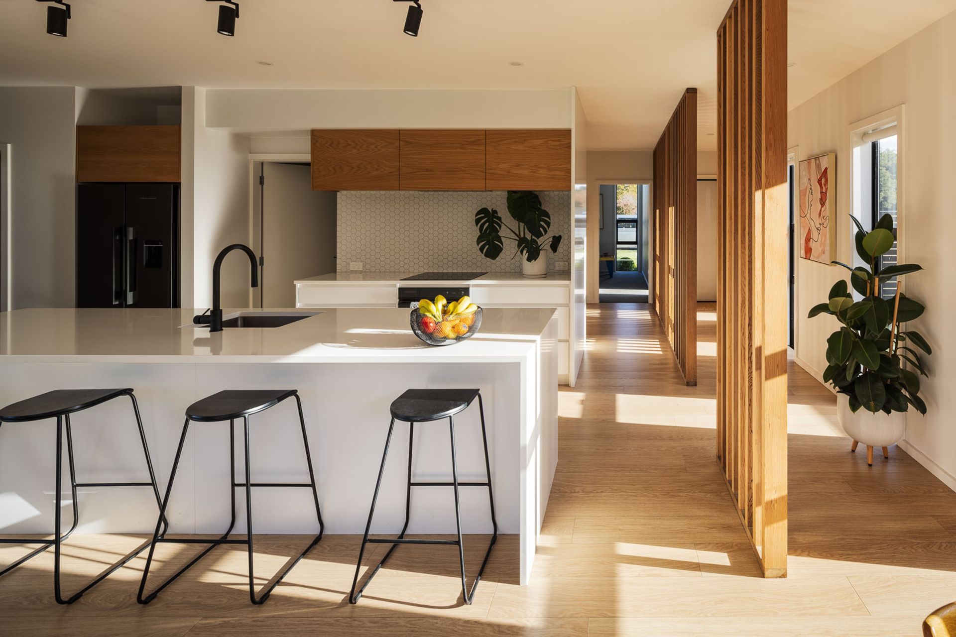 Beautiful open spaces and washes of natural light enhance a bright and airy feeling. | Photography: André Vroon Photographer