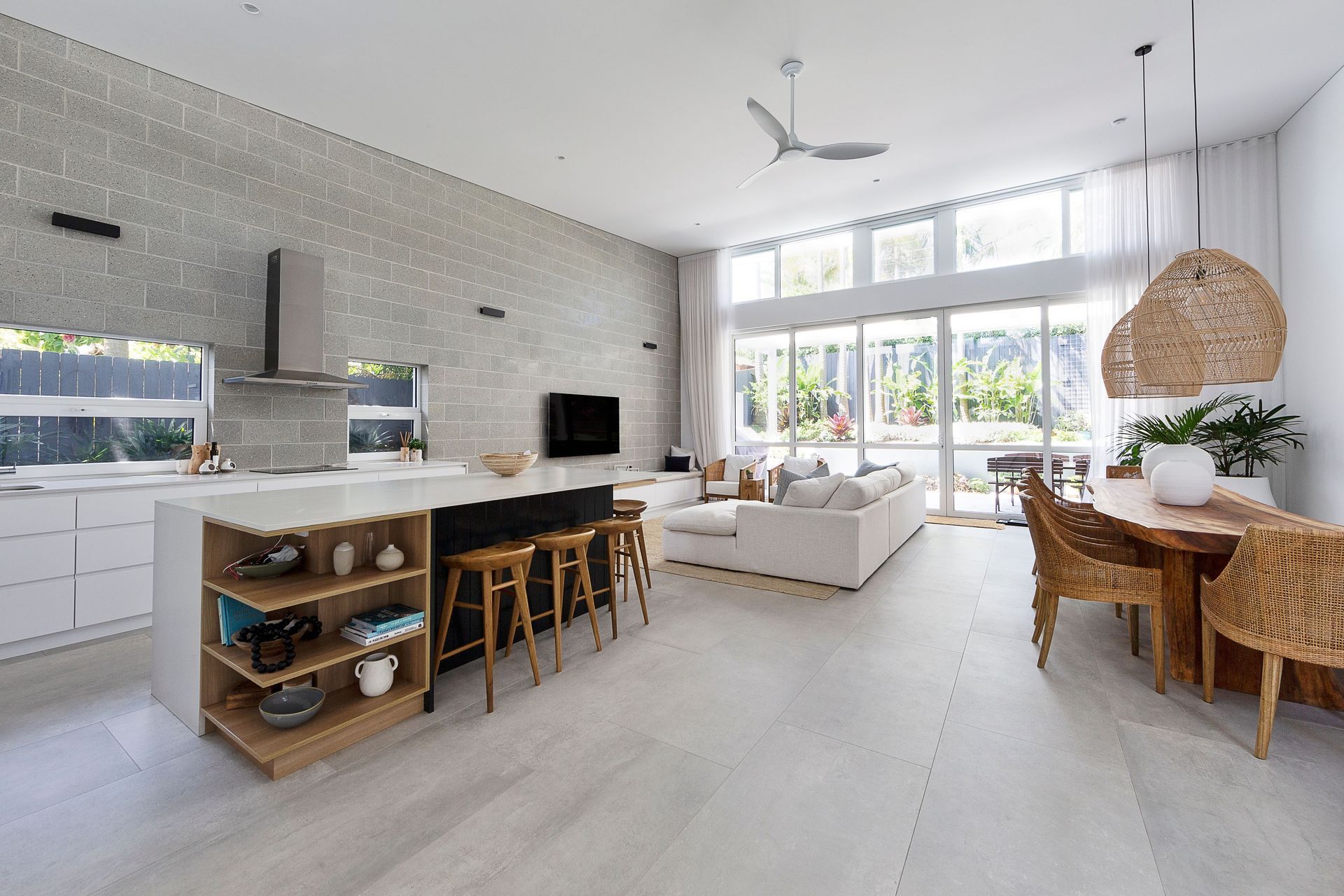 Bright and breezy. The kitchen, dining and living areas integrate seamlessly. Photography: Stefanie Zingsheim Photography