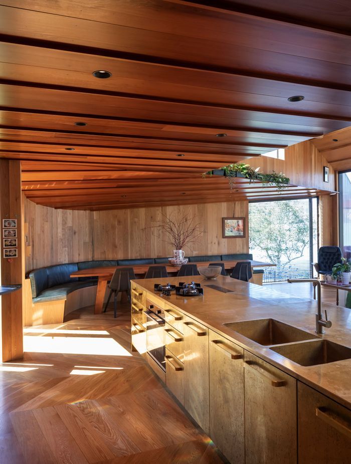 Michael O’Sullivan of Bull O’Sullivan Architecture always likes to design the dining table in every home. “It’s really nice to design something that everyone’s going to sit around and enjoy,” says Brad. “It finishes off the project. This was always going to need a custom piece of furniture, because it curves around.”