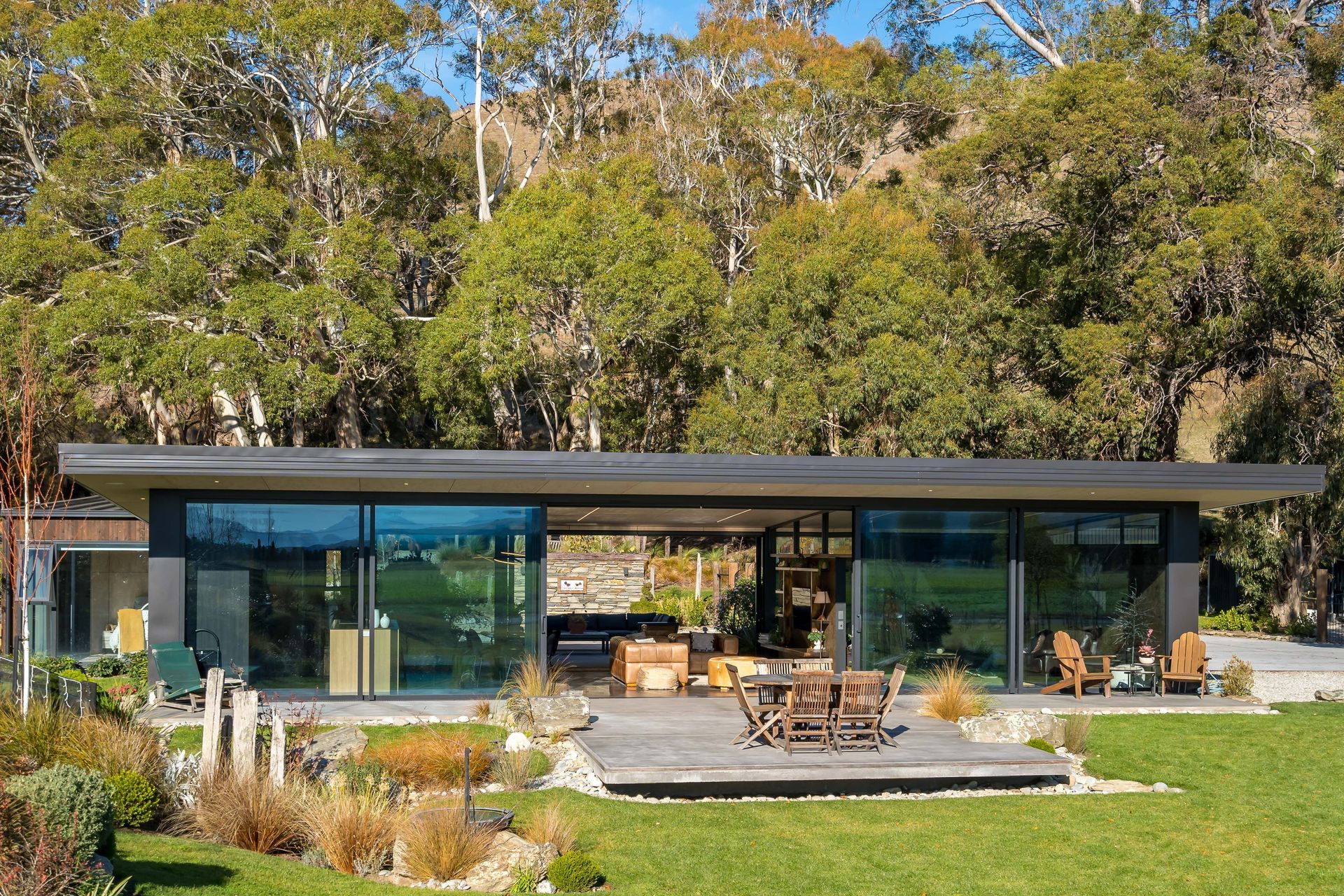 The brief from homeowners Sue and Simon Nyhof was for strong indoor-outdoor flow and lots of glass, and that the home be energy efficient. Gary credits builder Paul Davidson for his part in the collaboration: “Nothing was a problem.”