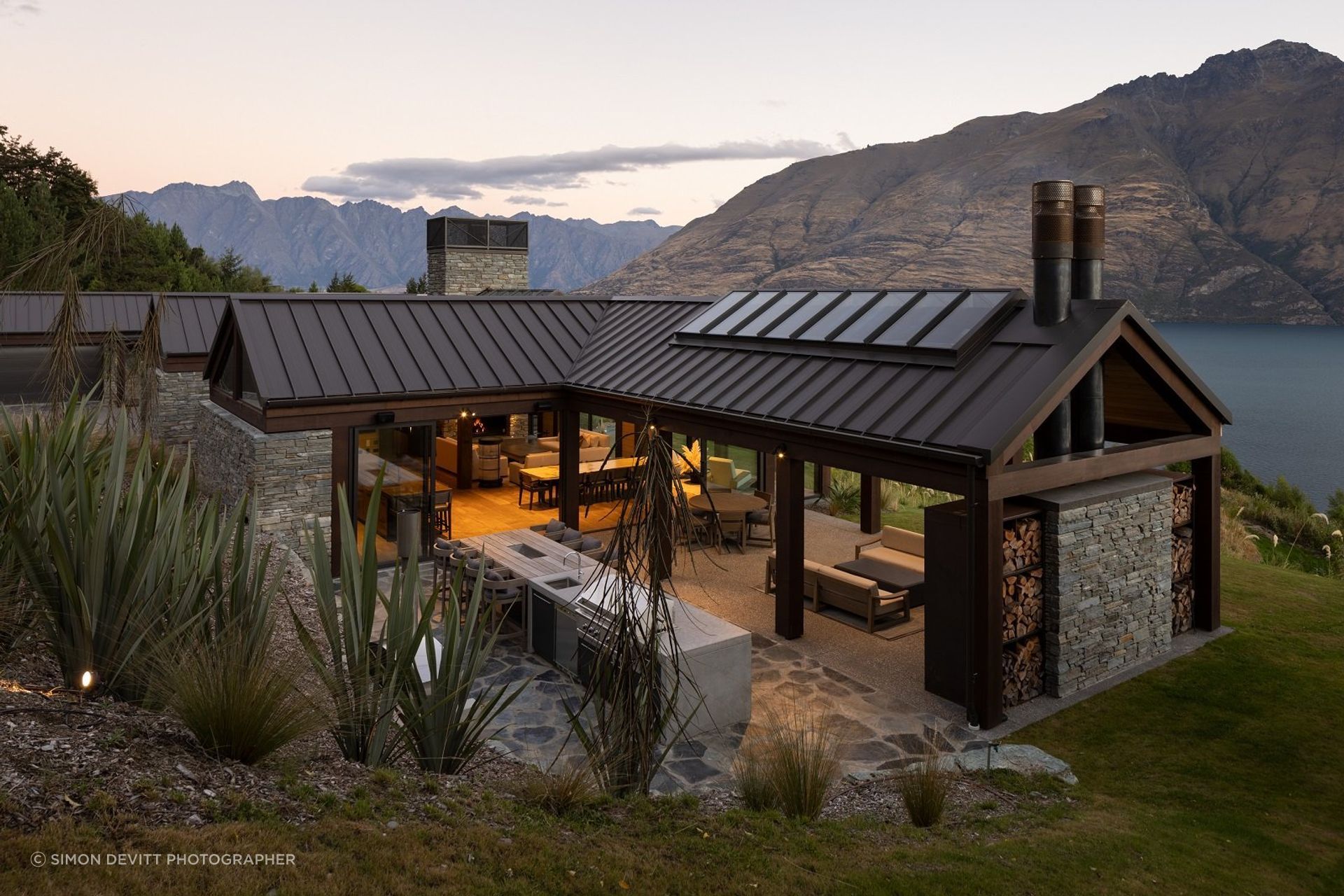 The home offers panoramic views of arguably the most picturesque landscapes in the country. | Photography: Simon Devitt