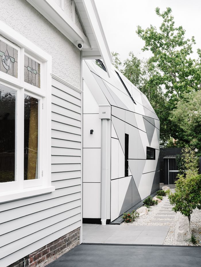 Three-colour solid aluminium panels reference the colour of the original façade.