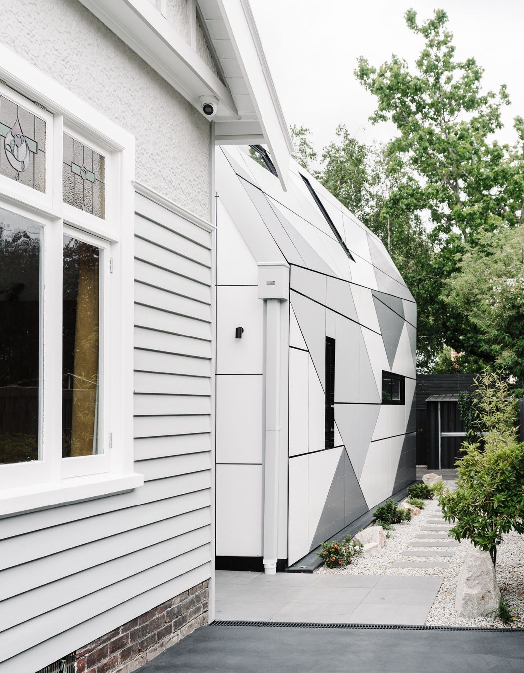 Three-colour solid aluminium panels reference the colour of the original façade.