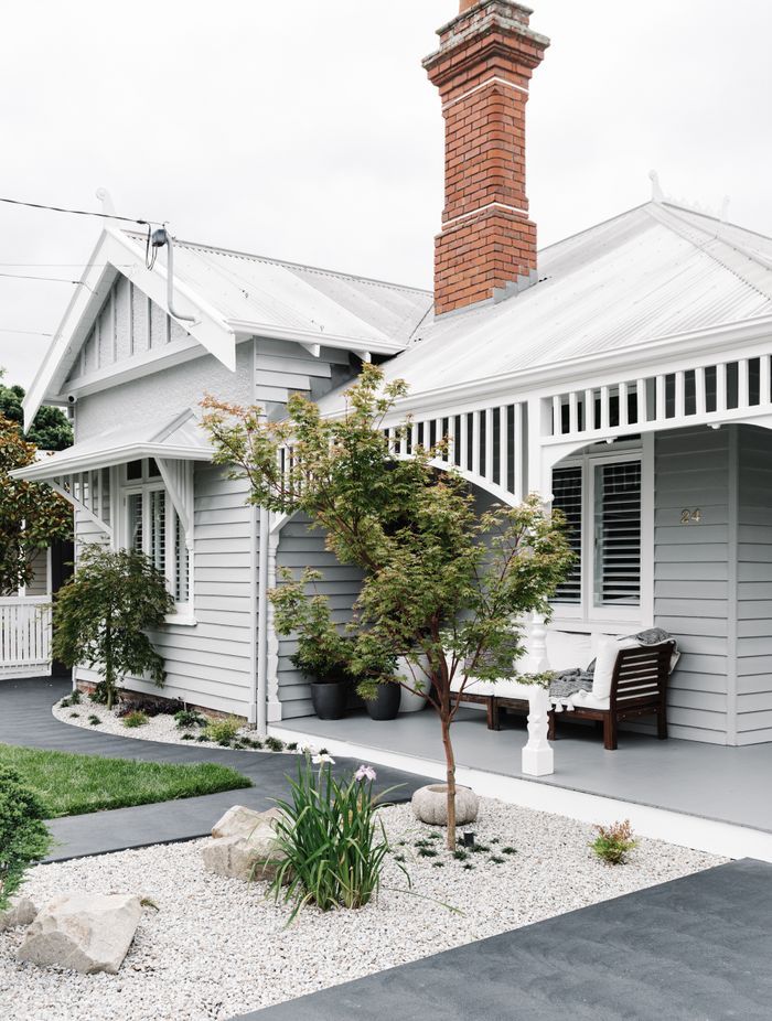 Japanese maples and Japanese black pine greet at the heritage front of the home. Landscaping
was carried out by Beare Gardens.
