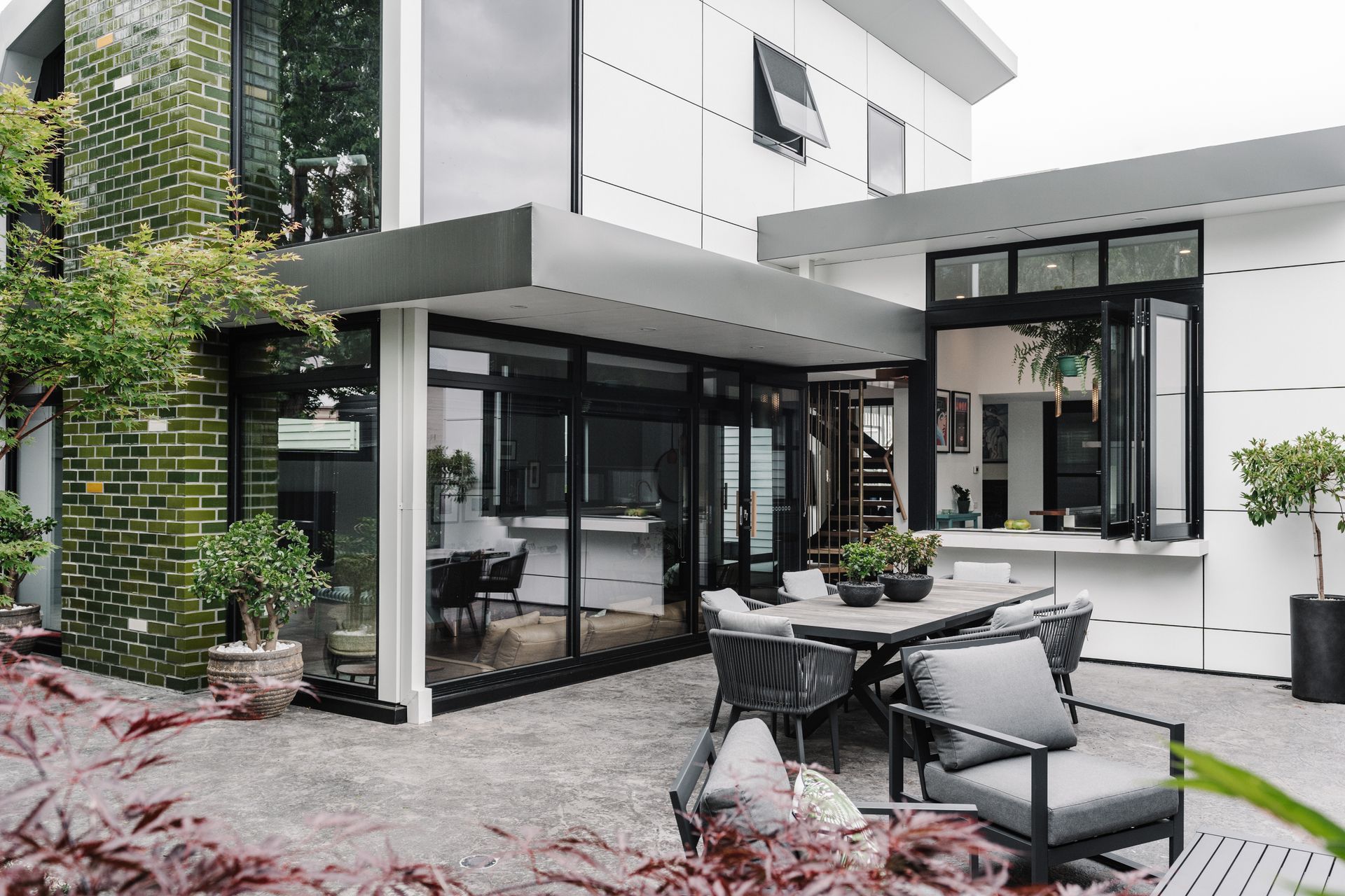 Entertaining is easy with the kitchen and living areas opening out onto the outdoor space. The servery
windows are by Central Highlands Windows.