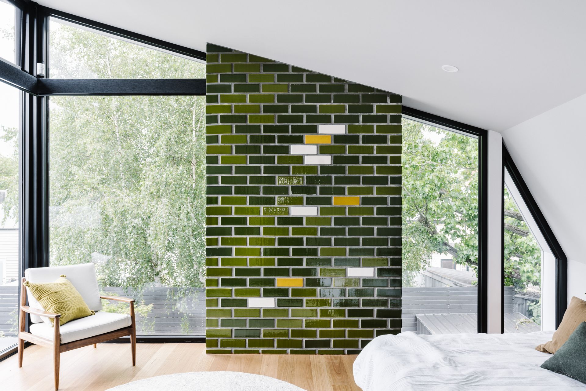 The chimney is also on display in the master suite. The glazed bricks are in Green Rainforest, Everglade,
Vanilla and Tangerine from Euroa Clay Products.