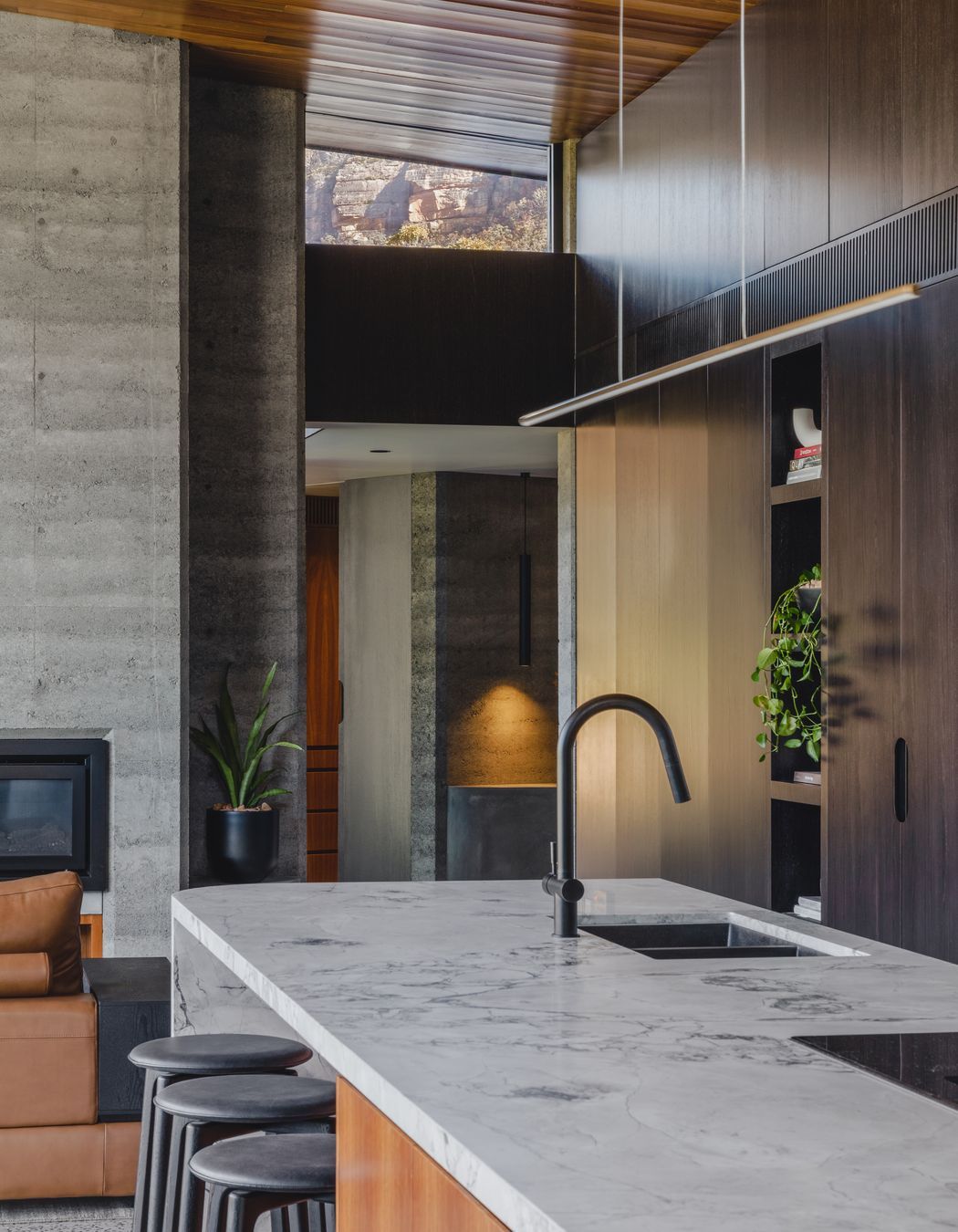 The vein in the super white dolomite emulates the pathways running through the property’s bushlands.