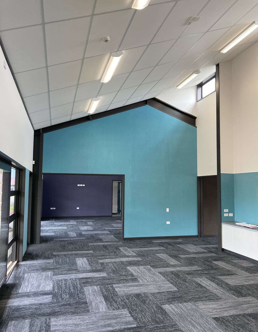 The carpet tiling imitates the weave of the panels outside.