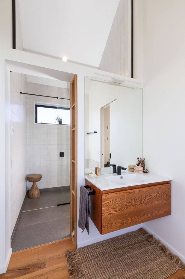 The main dwelling’s bathroom, partially enclosed for versatility. | Photographer: Sandra Henderson