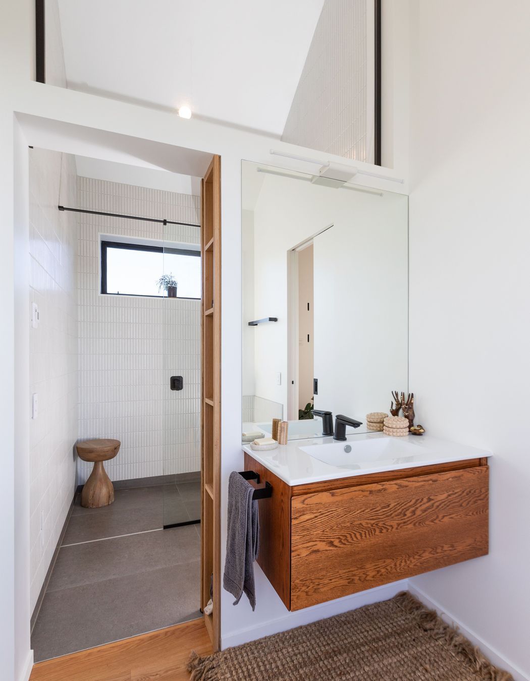 The main dwelling’s bathroom, partially enclosed for versatility. | Photographer: Sandra Henderson