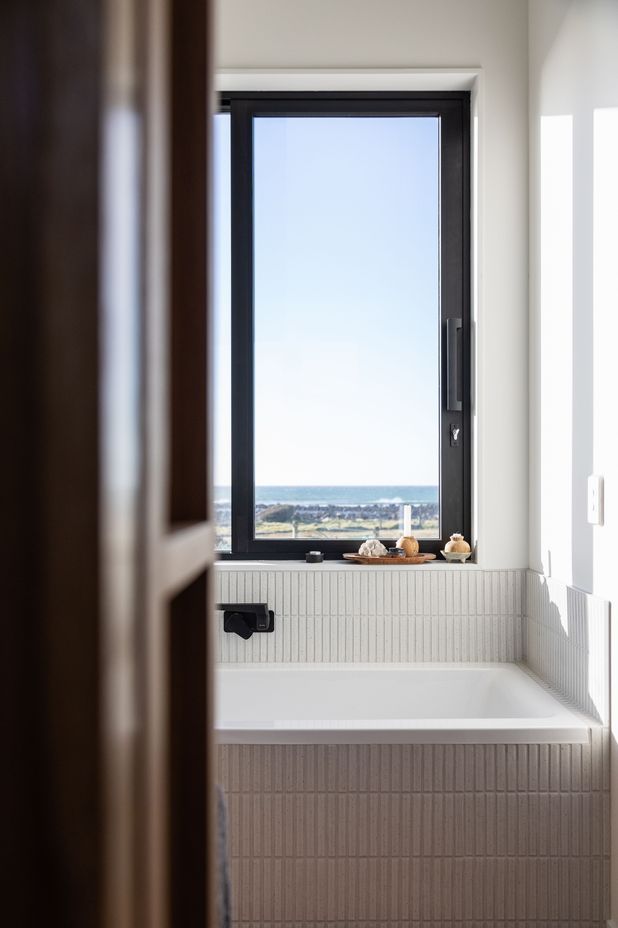 The main dwelling’s bathtub, situated along the corridor to the master bedroom. | Photographer: Sandra Henderson