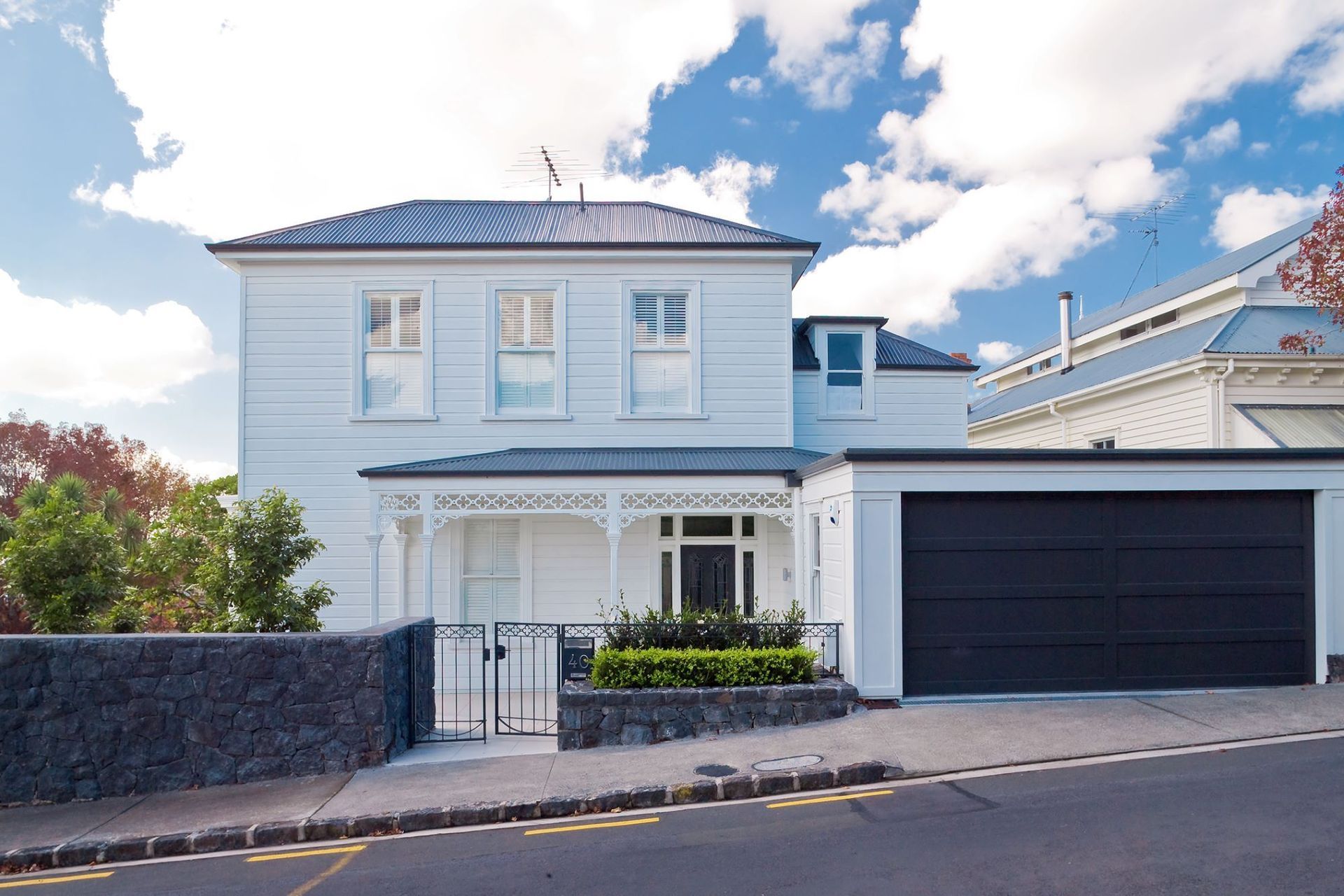 This Wood Street villa was originally owned by the artist, Charles Bloomfield, who famously depicted the Pink and White Terraces.