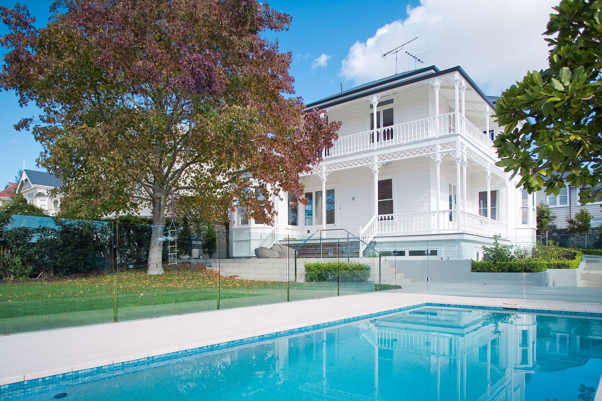 A recessed upper-storey wing with a veranda, not to mention a luxurious pool, are just some of the highlights of the outdoor space.