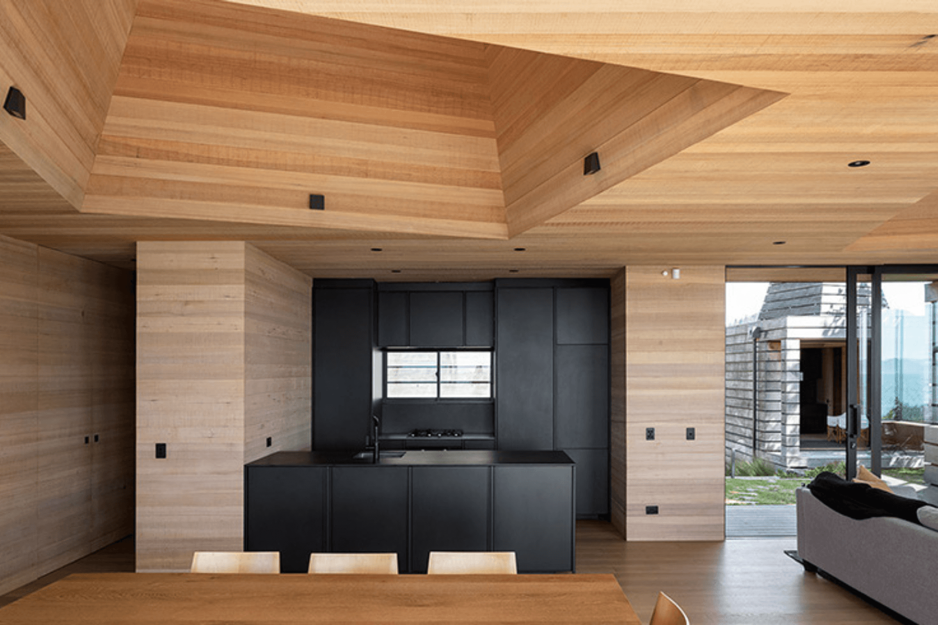 Two light mines activate the areas with a sense of spaciousness; their forms pointing up towards the sky.