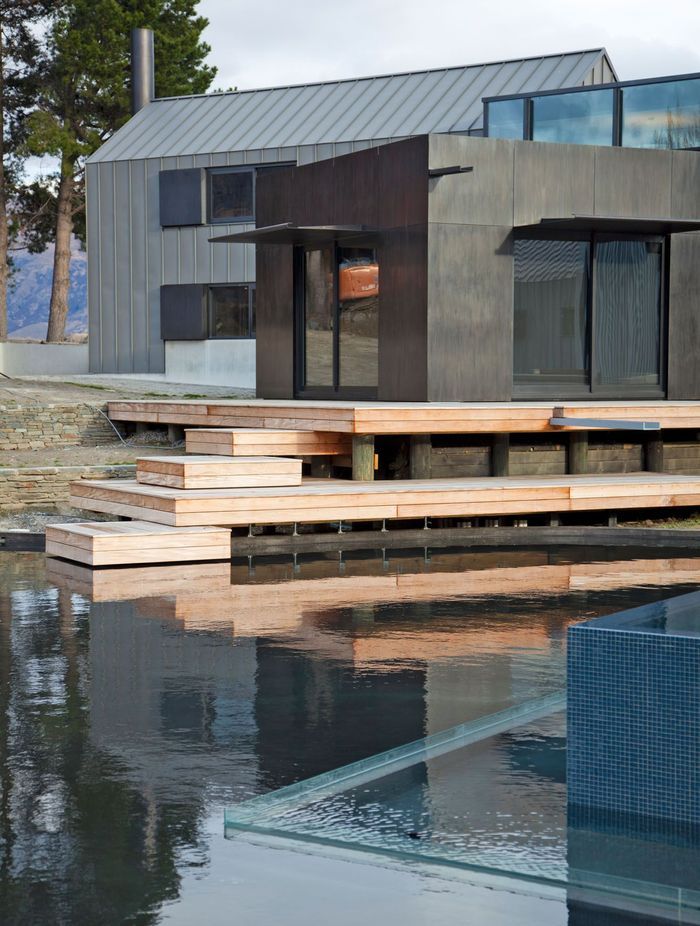 To create the illusion that the water flows into the lake, the walls of the lower pond are made of glass.